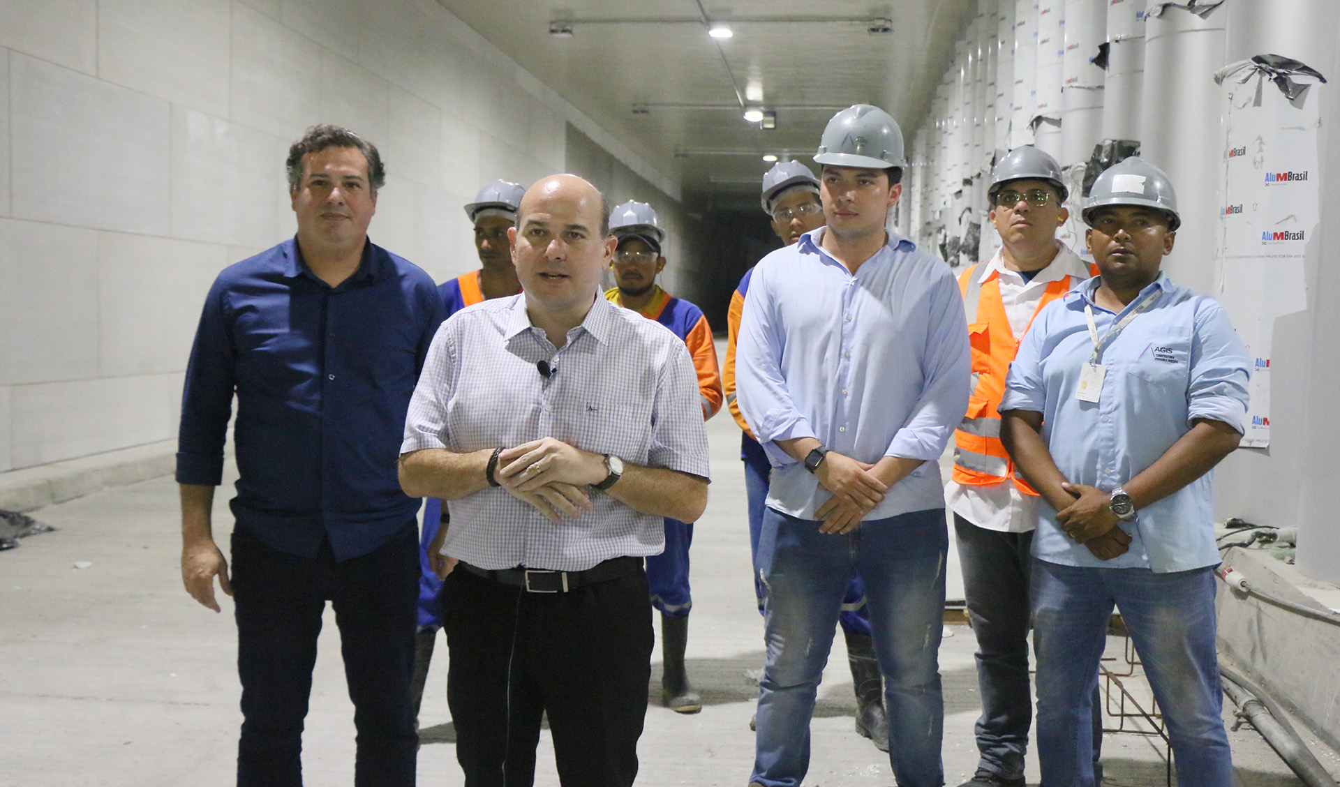 grupo de pessoas dentro do túnel